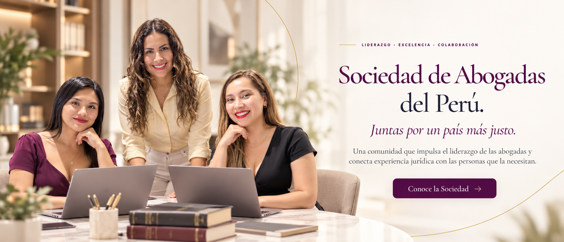 Tres abogadas reunidas alrededor de una mesa de trabajo.